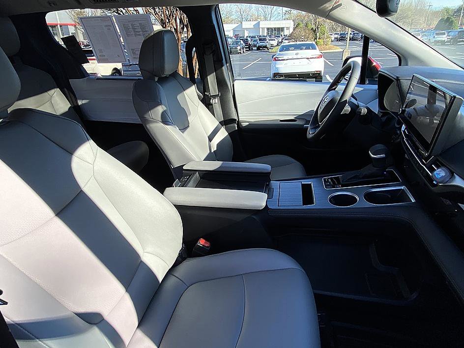 Certified 2025 Toyota Sienna XLE image 22