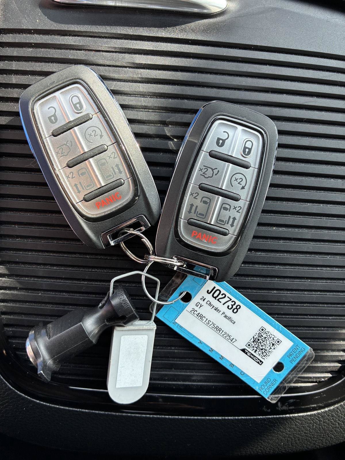 Used 2024 Chrysler Pacifica Premium FWD image 40