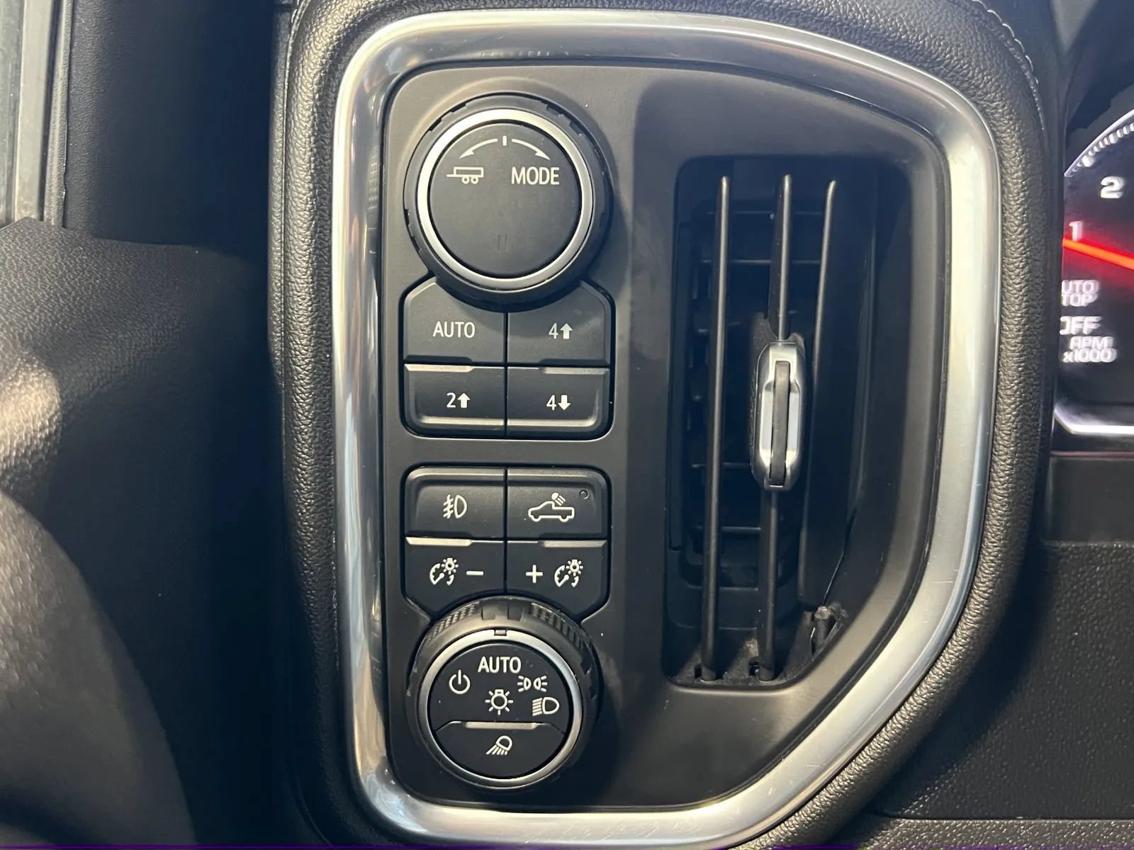 Used 2021 Chevrolet Silverado 1500 LTZ AWD/4WD image 45