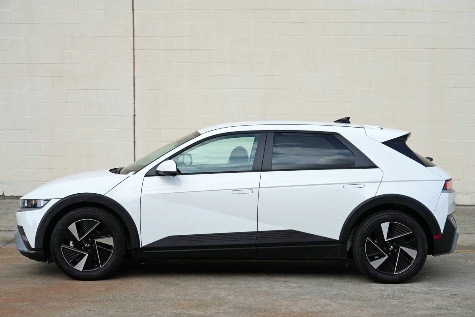 Used 2025 Hyundai Ioniq 5 SE RWD image 44
