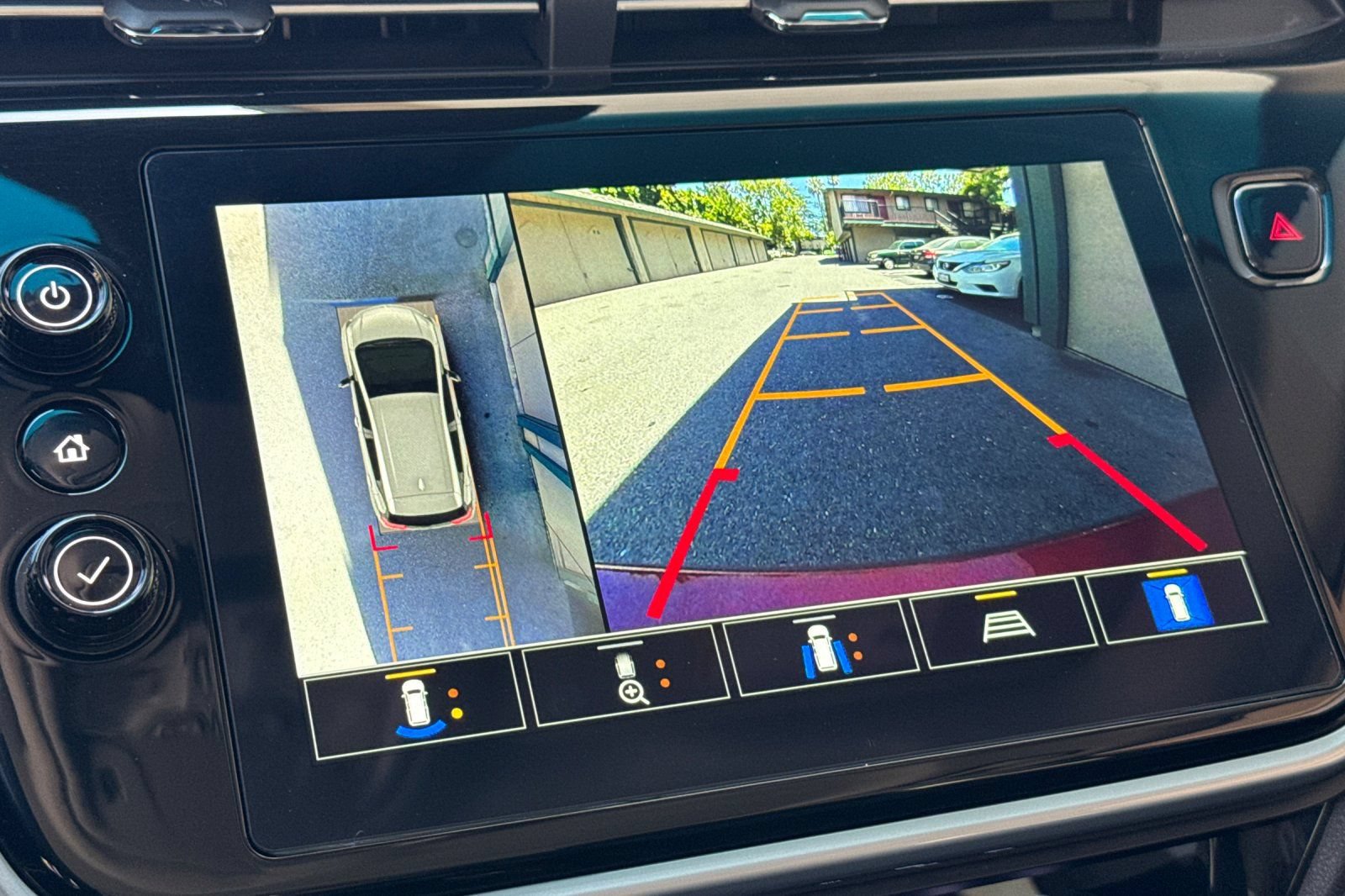 Used 2023 Chevrolet Bolt LT w/ Infotainment Package FWD image 27