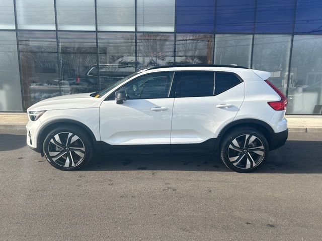 Certified 2025 Volvo XC40 B5 Plus AWD/4WD image 2