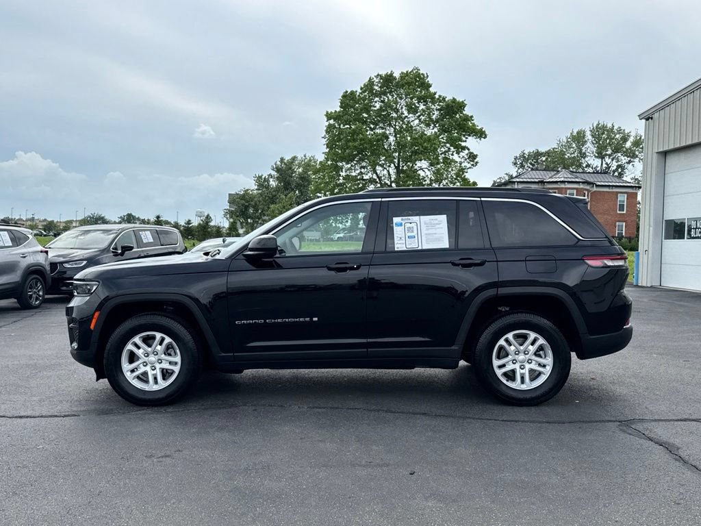 Used 2023 Jeep Grand Cherokee Laredo w/ Luxury Tech Group I AWD/4WD image 4