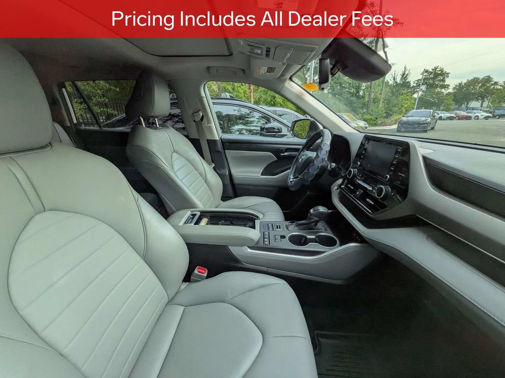 Used 2021 Toyota Highlander XLE AWD/4WD image 10