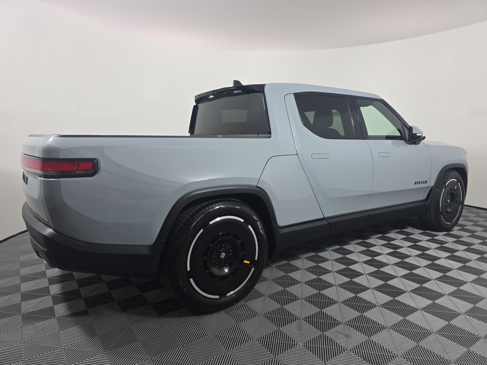 Used 2025 Rivian R1T Adventure Dual AWD/4WD image 5