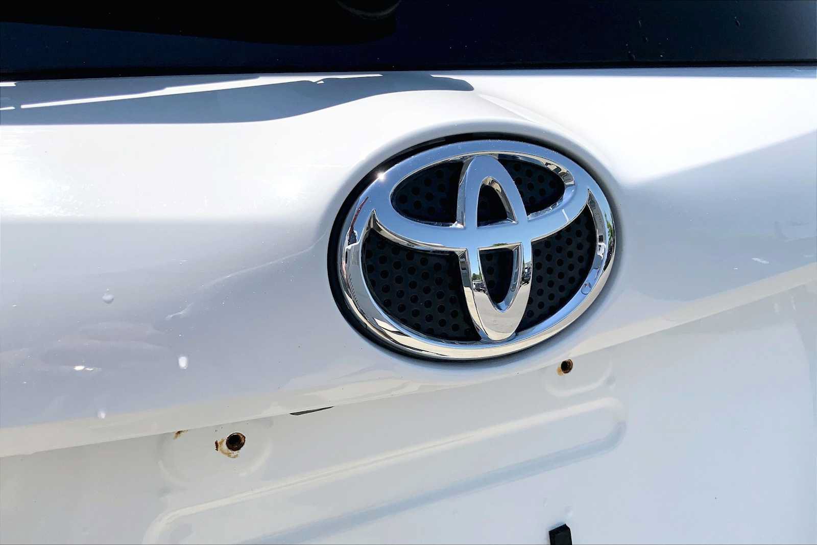 Used 2018 Toyota RAV4 LE AWD/4WD image 32