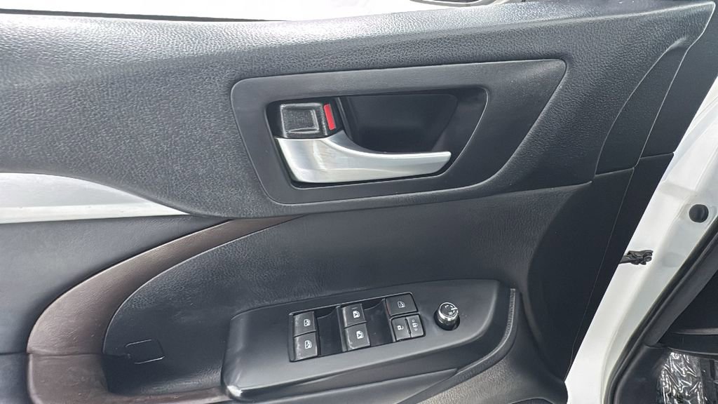 Used 2018 Toyota Highlander XLE image 22