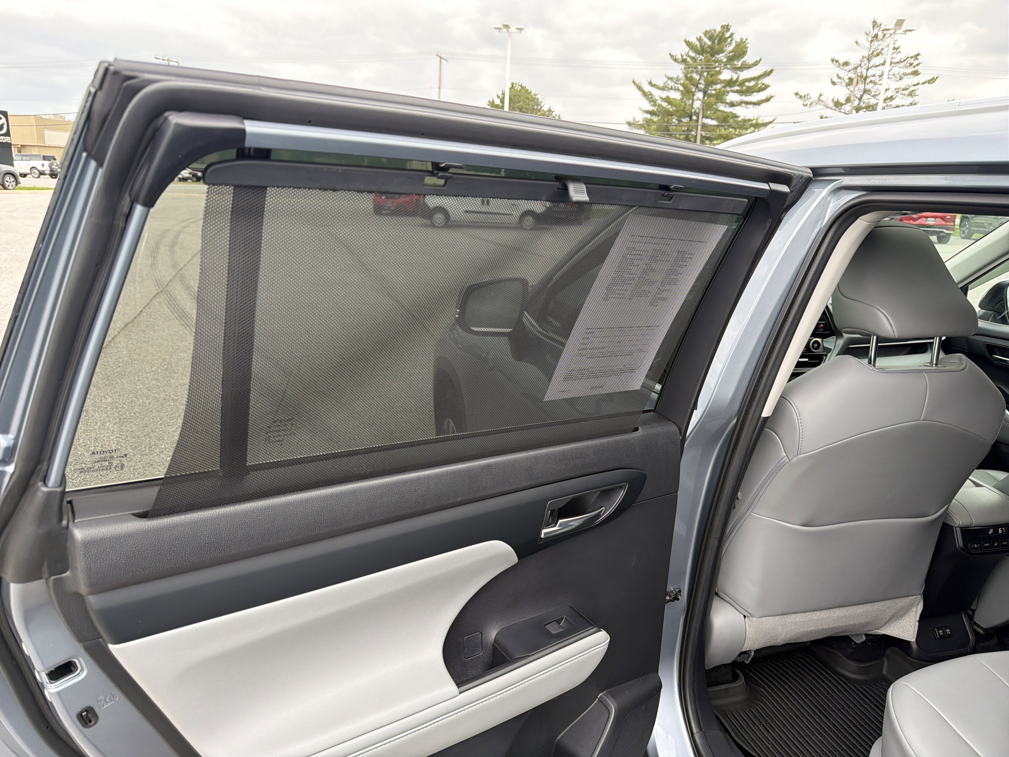 Used 2021 Toyota Highlander XLE AWD/4WD image 45