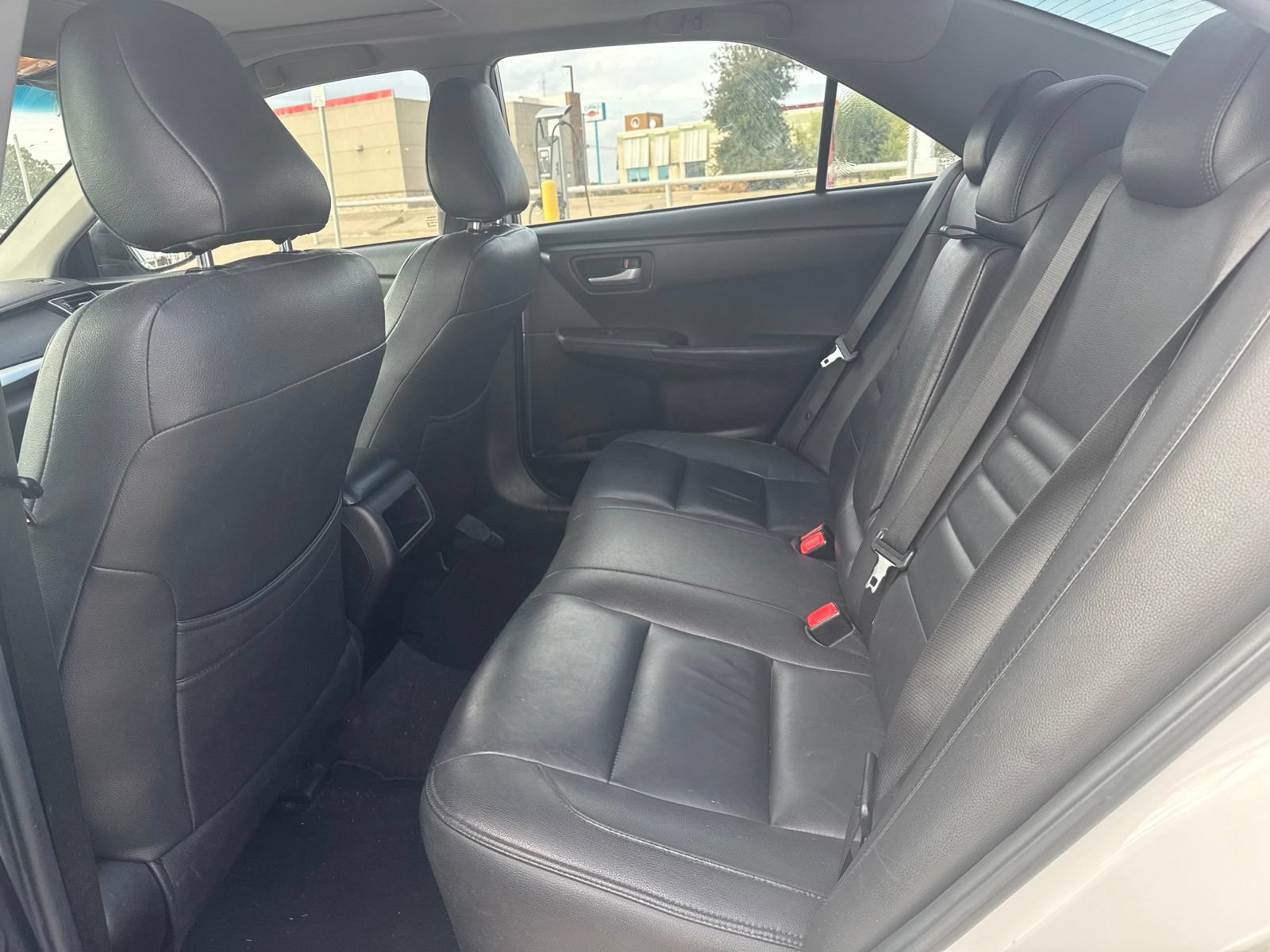 Used 2015 Toyota Camry SE w/ Moonroof Package FWD image 9