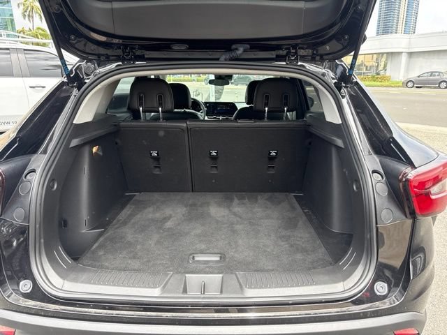 Used 2024 Chevrolet Trax LT w/ LPO, Blackout Package FWD image 7