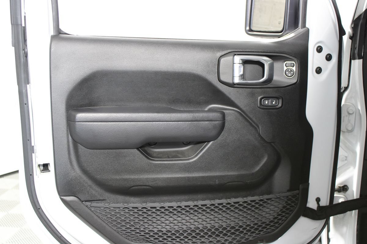 Used 2023 Jeep Wrangler Unlimited w/ Cold Weather Group AWD/4WD image 5