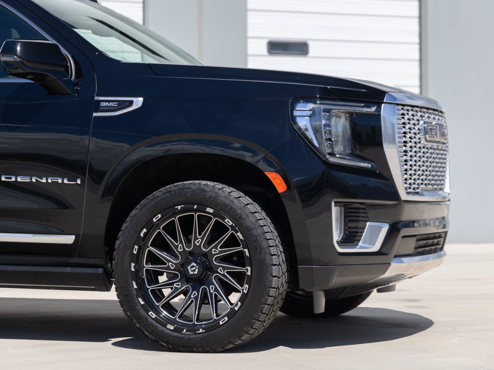 Used 2021 GMC Yukon XL Denali w/ Denali Premium Package AWD/4WD image 13