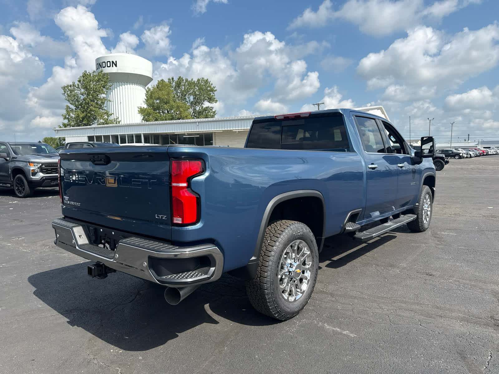 New 2026 Chevrolet Silverado 3500 LTZ w/ LTZ Premium Package AWD/4WD image 5