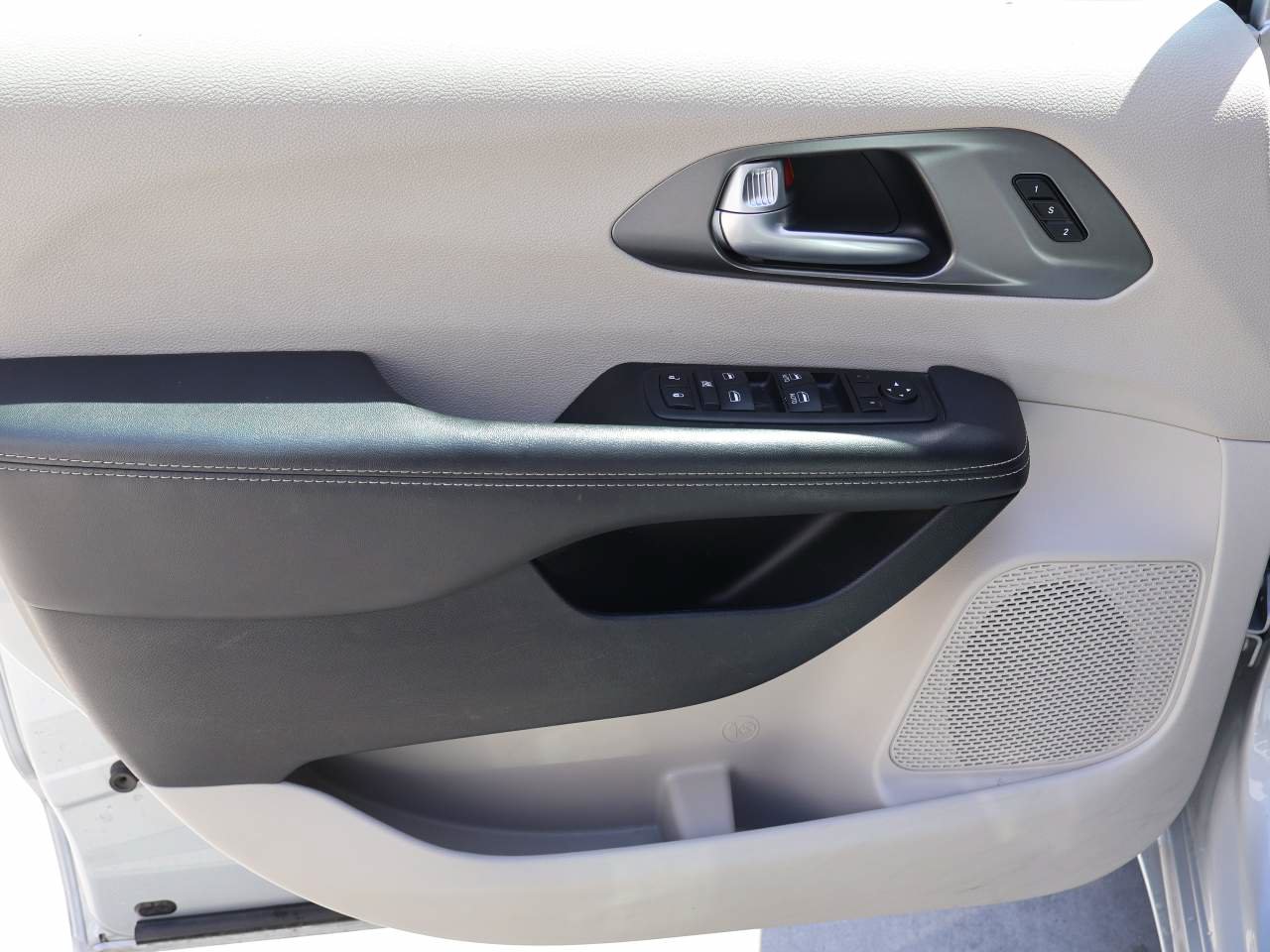 Certified 2024 Chrysler Pacifica Touring-L FWD image 7
