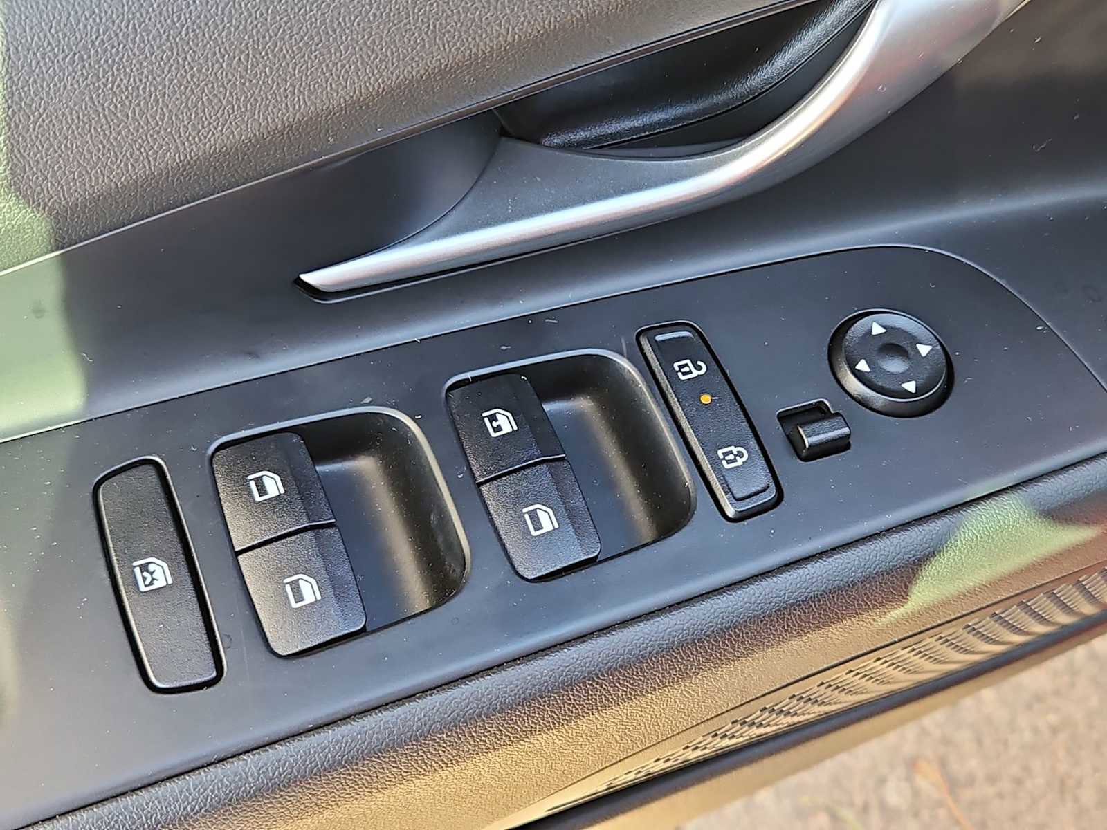 Certified 2025 Hyundai Elantra SE image 17