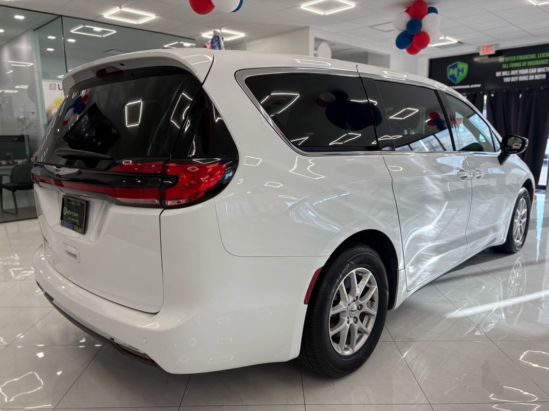 Used 2025 Chrysler Pacifica Select FWD image 12