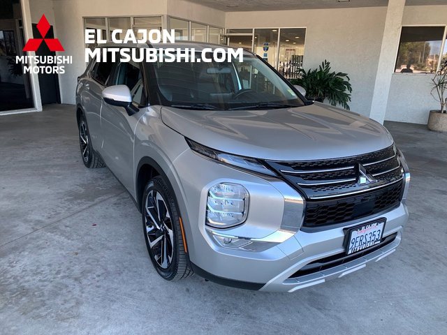 Used 2023 Mitsubishi Outlander SE image 1