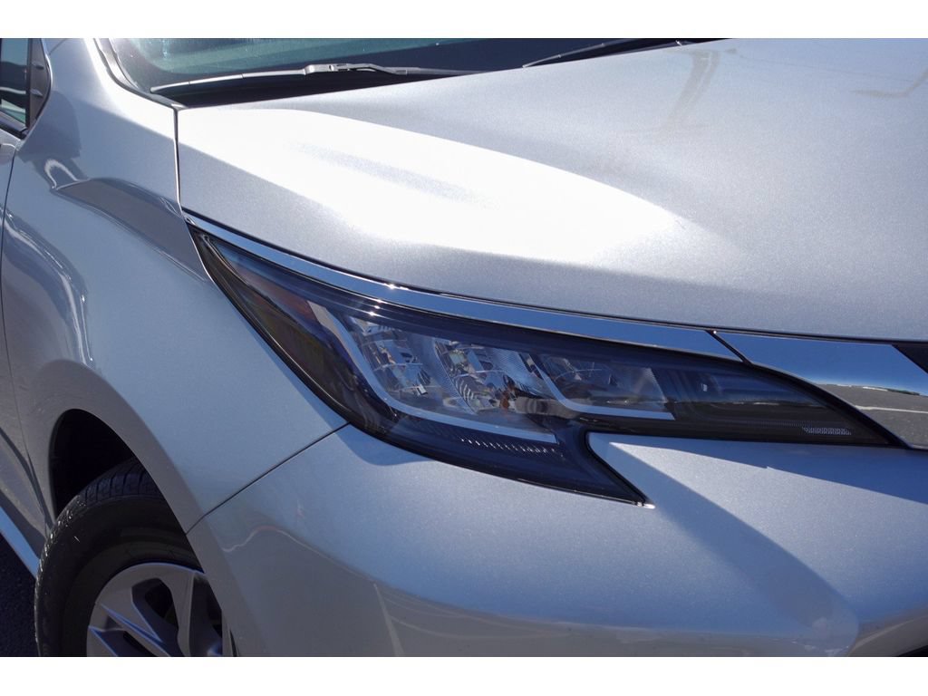 Certified 2023 Toyota Sienna LE FWD image 2