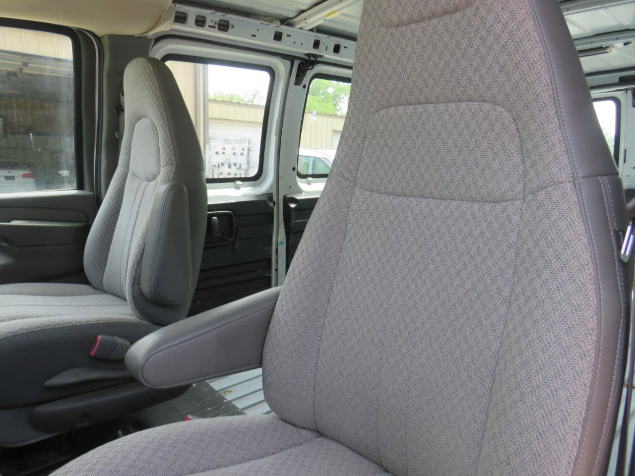 Used 2008 Chevrolet Express 1500 image 13