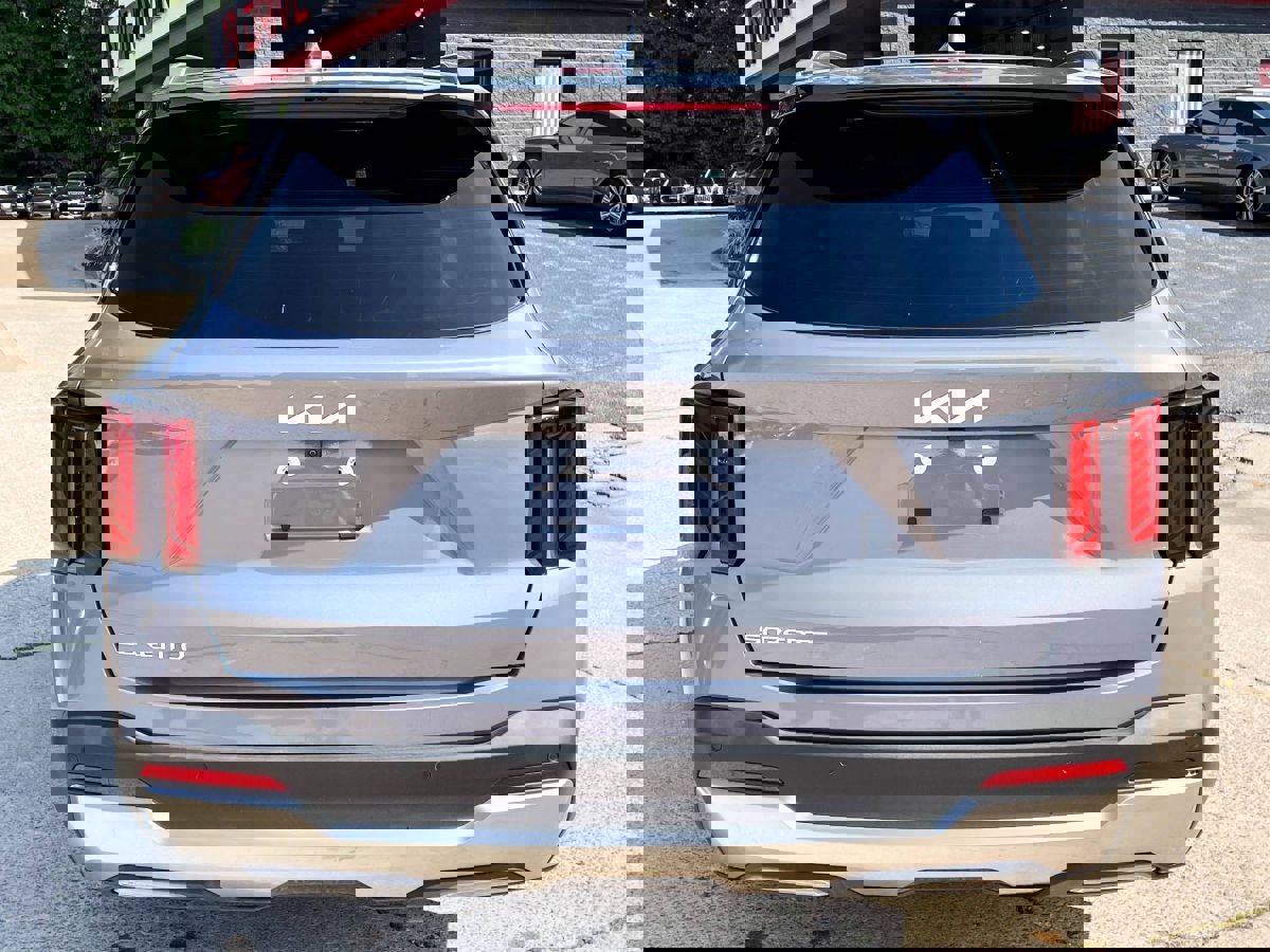 Used 2024 Kia Sorento S w/ Panoramic Sunroof Package image 8