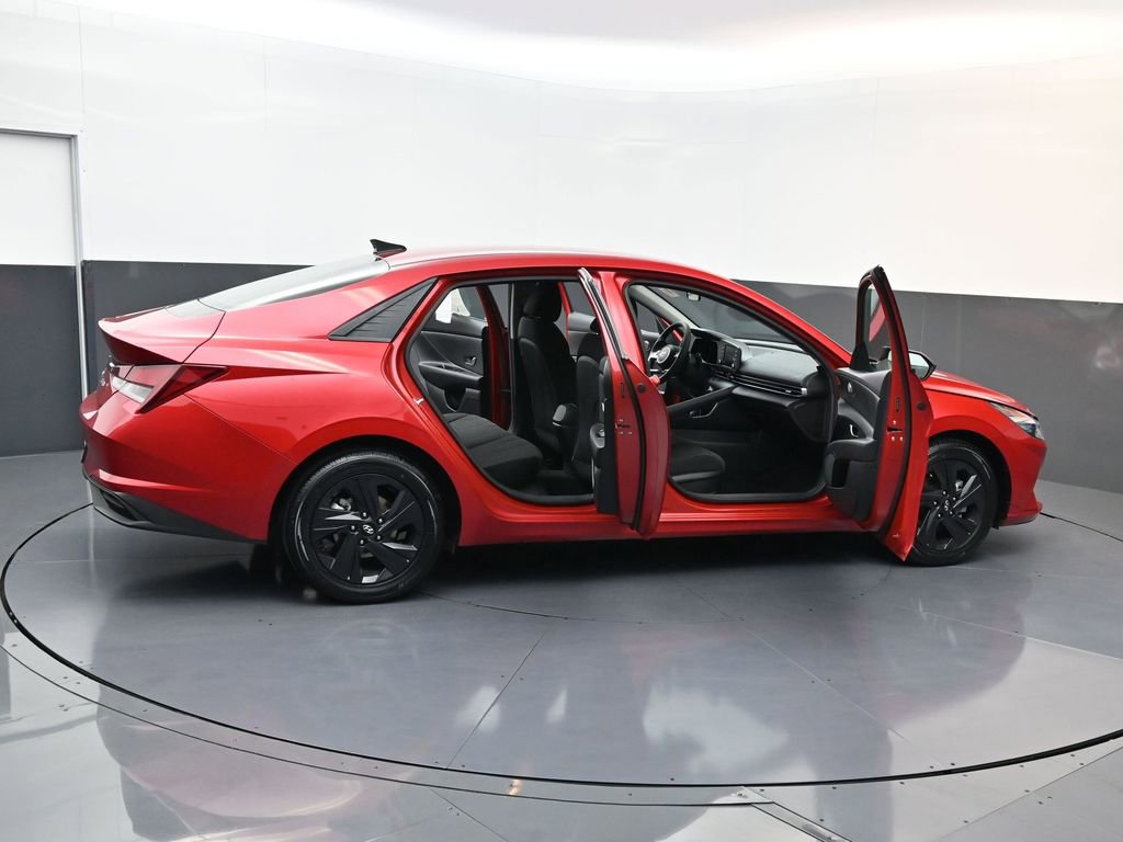 Certified 2023 Hyundai Elantra SEL w/ Preferred Accessory Package image 28