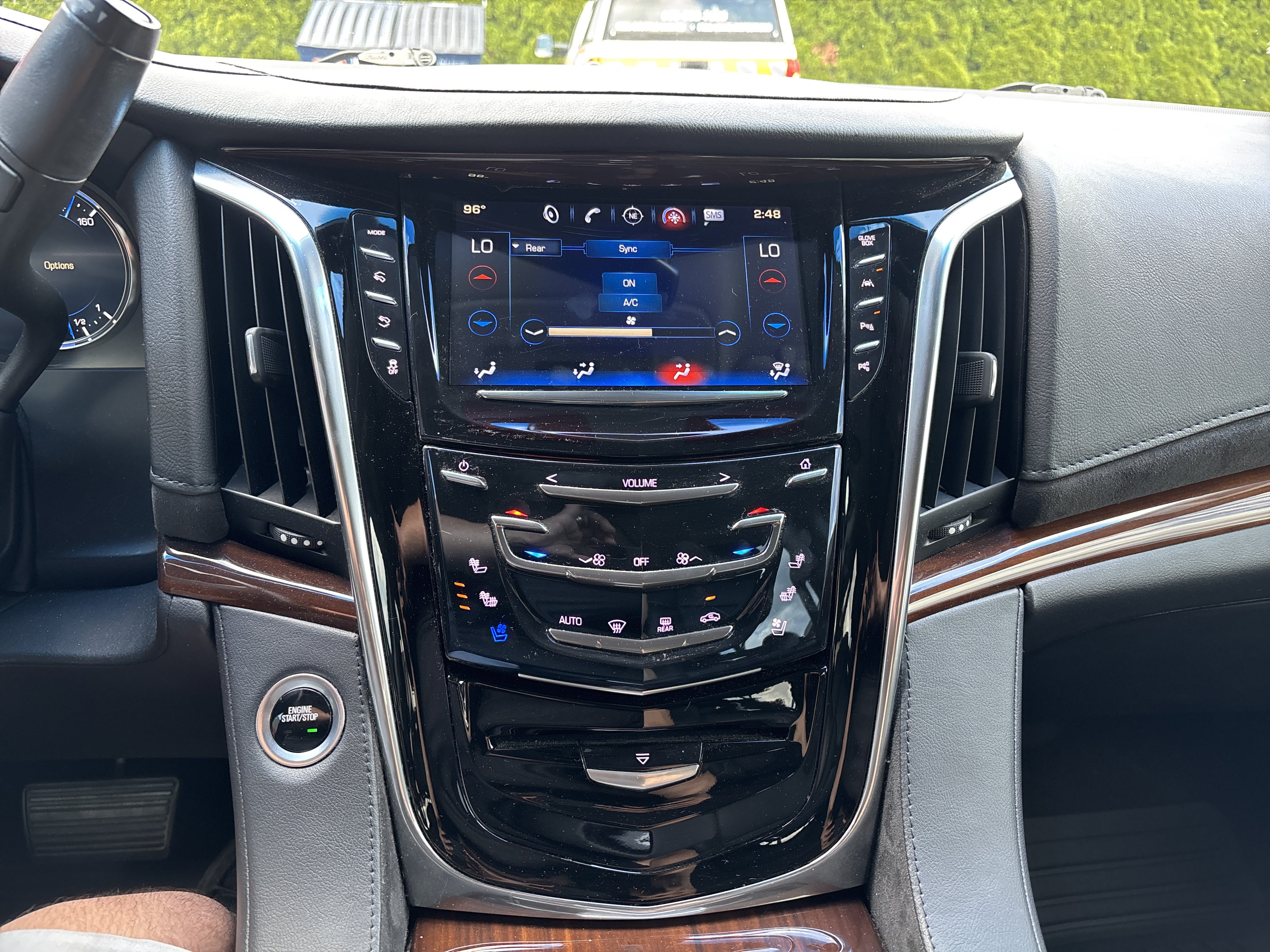 Used 2019 Cadillac Escalade ESV Luxury w/ Escalade Sport Edition AWD/4WD image 25