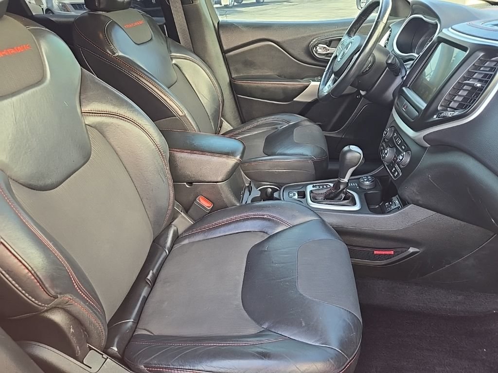 Used 2017 Jeep Cherokee Trailhawk w/ Comfort/Convenience Group AWD/4WD image 29