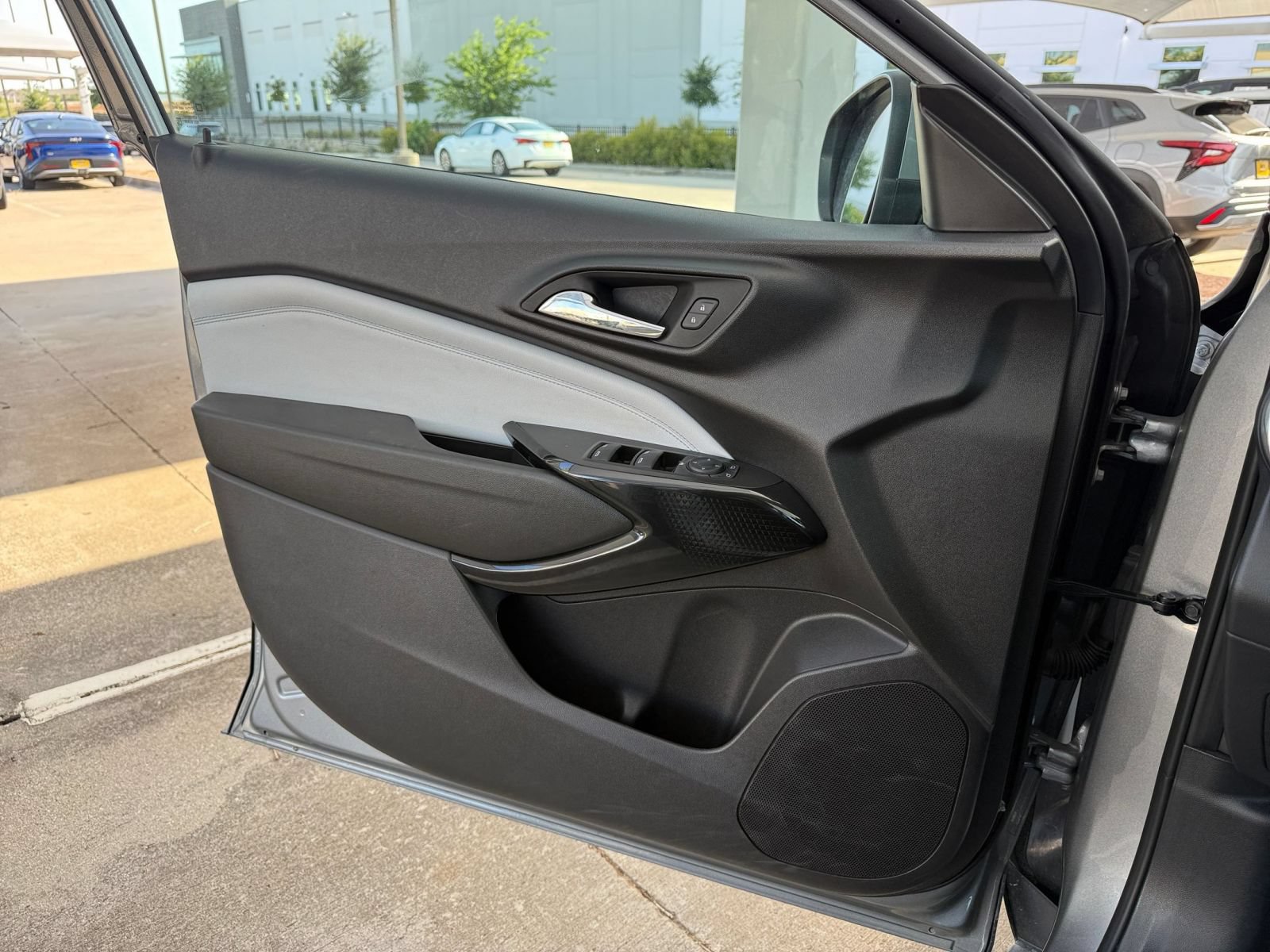 Used 2025 Chevrolet Trax LT FWD image 18