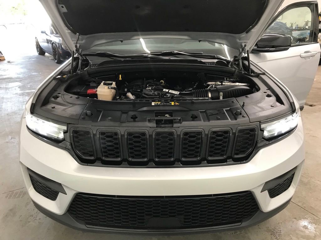 Used 2024 Jeep Grand Cherokee Altitude image 33