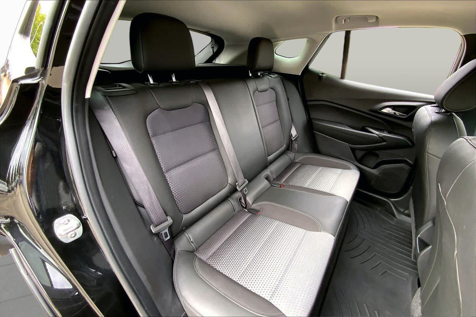 Used 2024 Chevrolet Trax LT w/ Sunroof Package FWD image 20