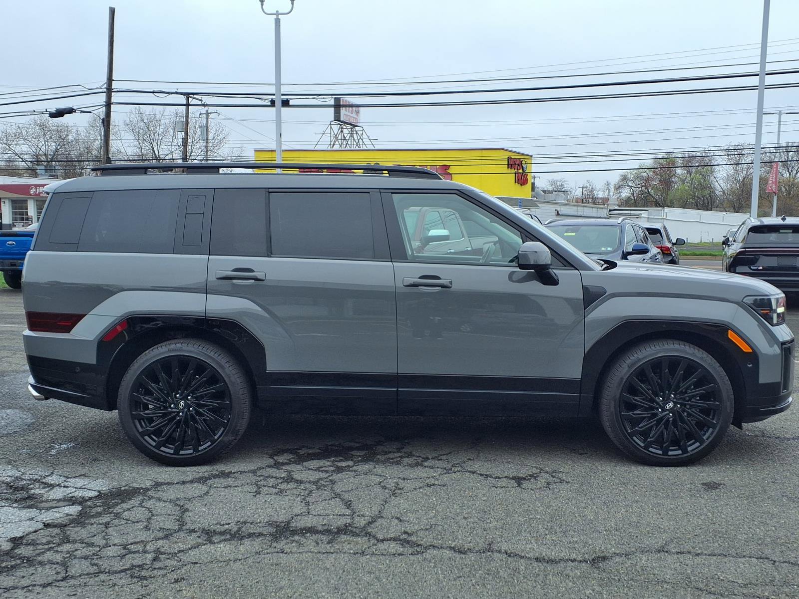 Used 2025 Hyundai Santa Fe Calligraphy AWD/4WD image 2