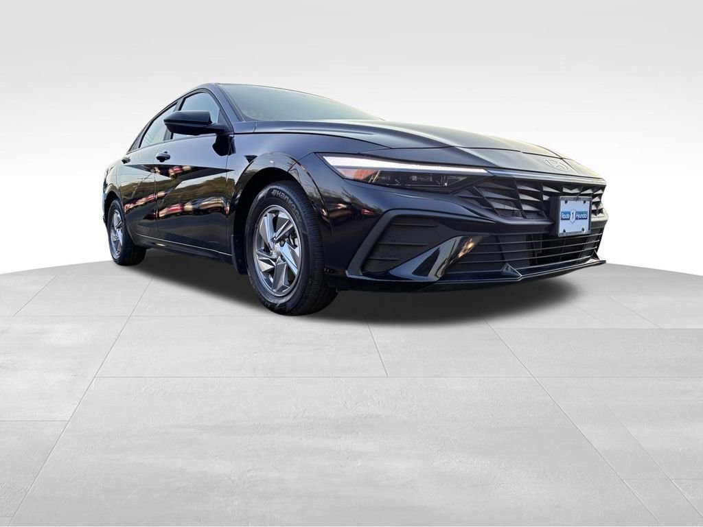 Used 2024 Hyundai Elantra SE FWD image 1