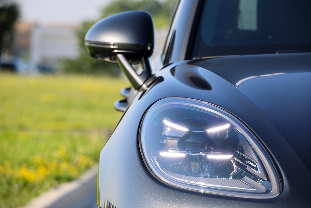 Certified 2026 Porsche Macan Turbo AWD/4WD image 33