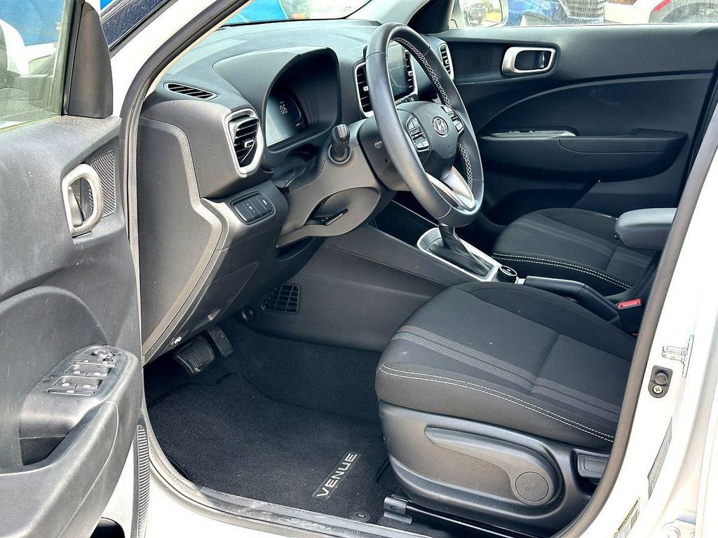 Used 2025 Hyundai Venue SEL image 13