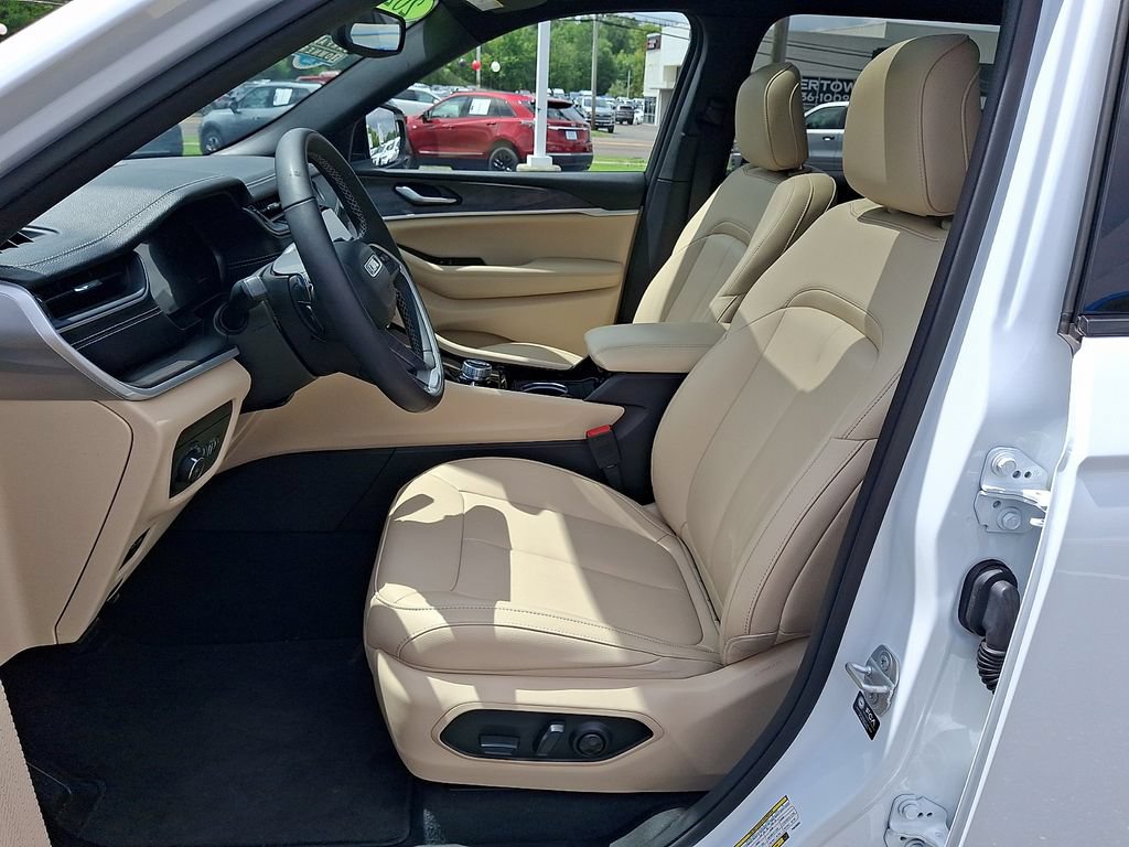 Used 2023 Jeep Grand Cherokee L Limited AWD/4WD image 18