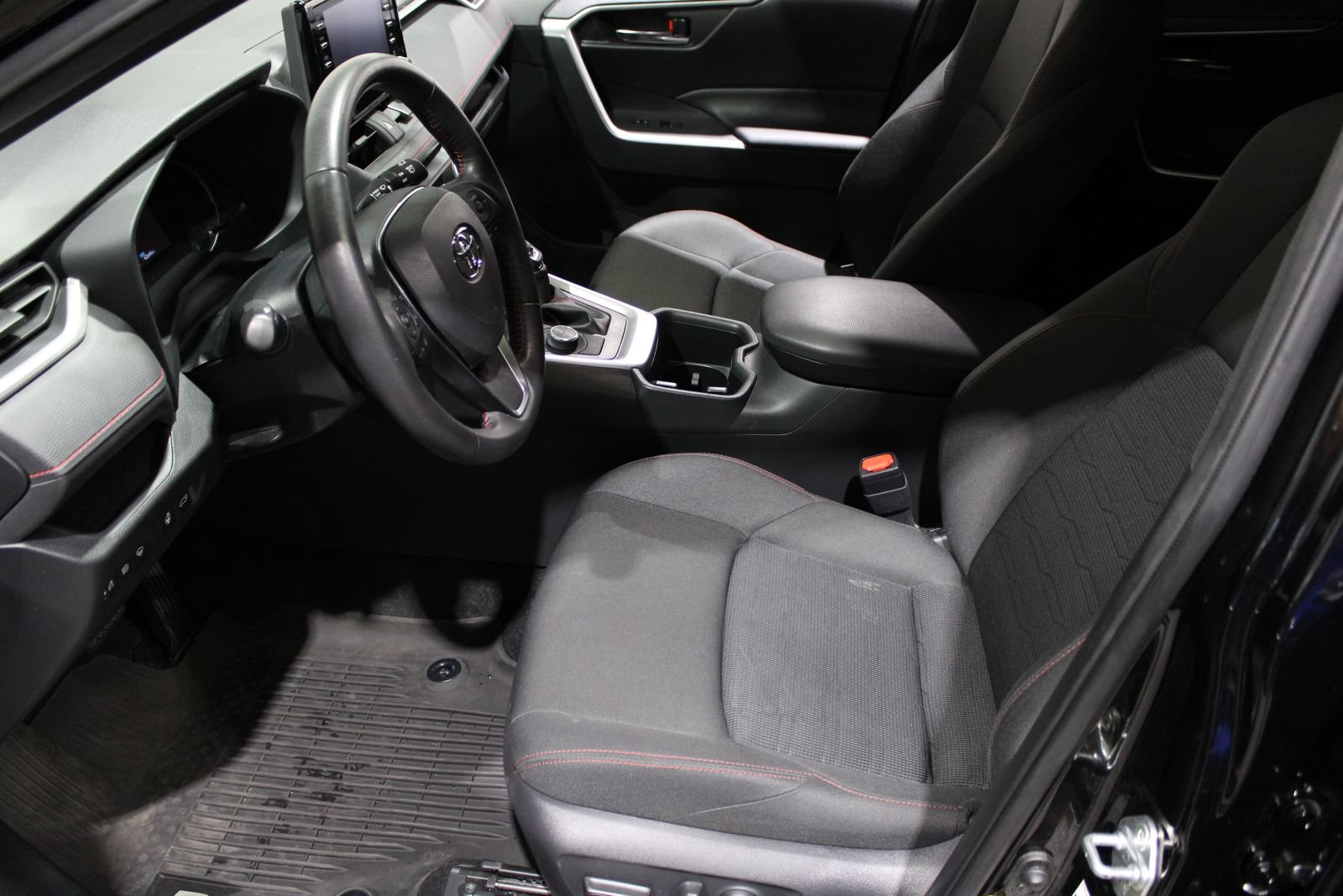 Used 2022 Toyota RAV4 SE w/ Weather & Moonroof Package AWD/4WD image 18