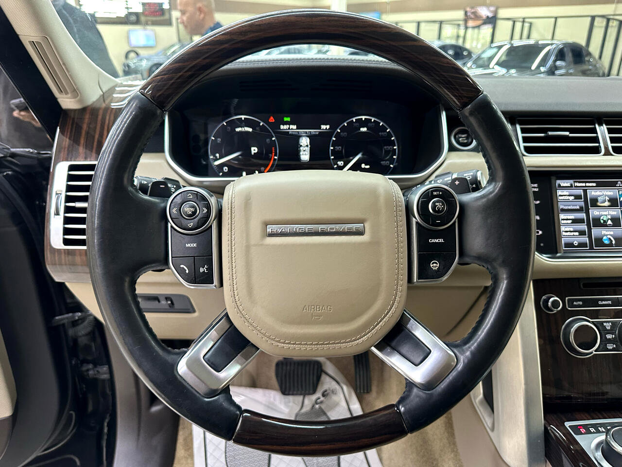 Used 2014 Land Rover Range Rover HSE image 24