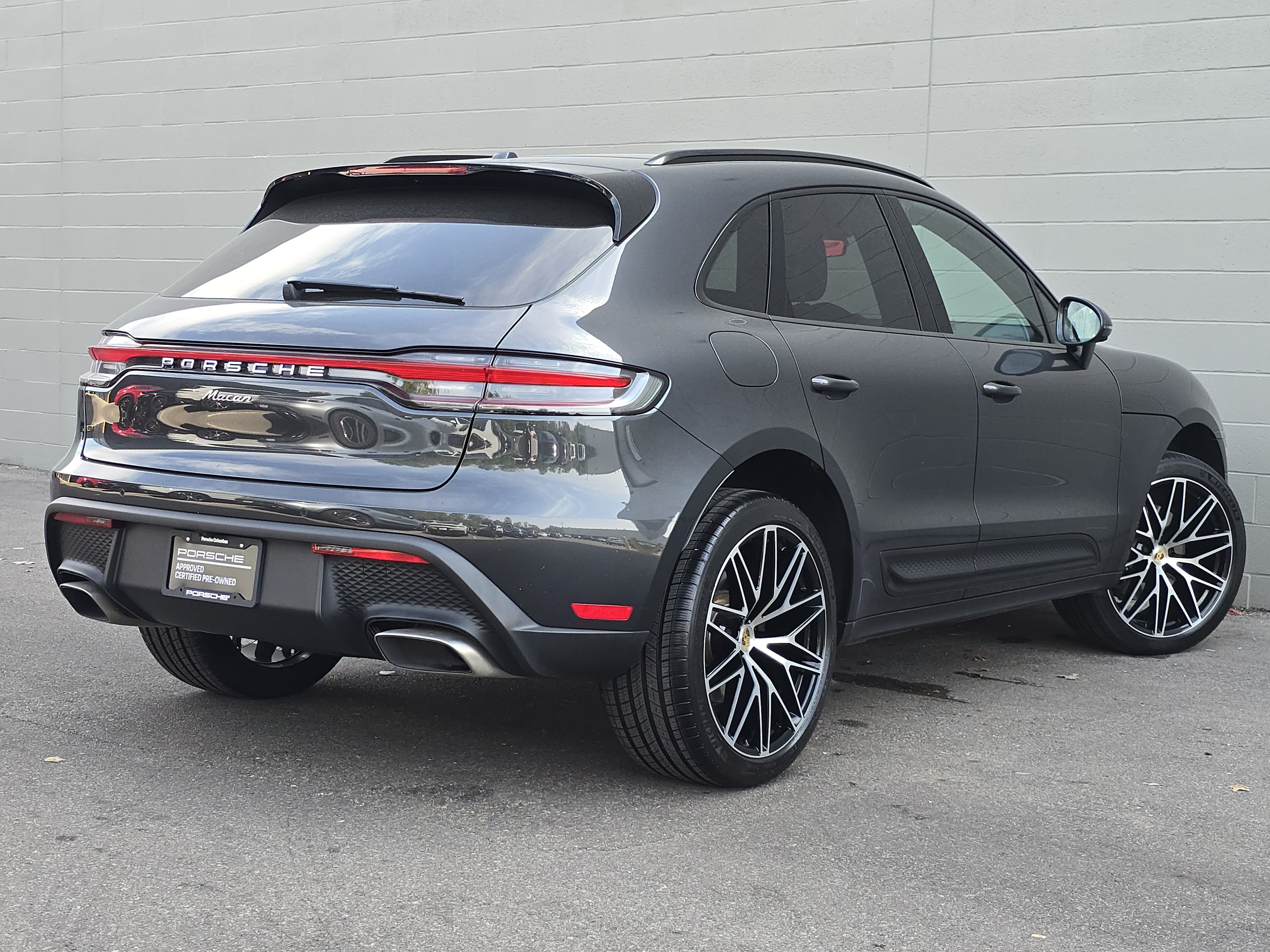 Certified 2025 Porsche Macan AWD/4WD image 9