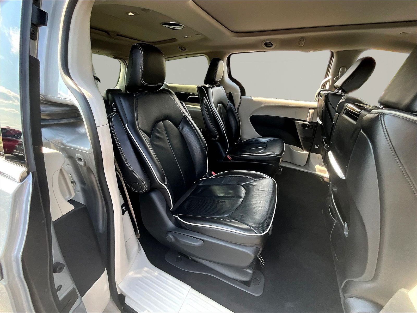 Used 2021 Chrysler Pacifica Limited w/ Uconnect Theater Family Group FWD image 23