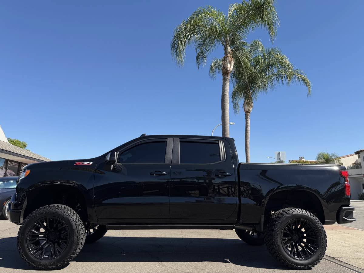 Used 2024 Chevrolet Silverado 1500 LT w/ Z71 Off-Road Package AWD/4WD image 2