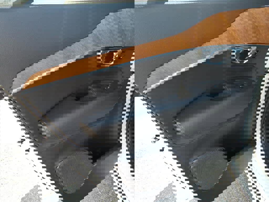 Used 2024 Volvo XC90 B6 Plus w/ Protection Package Premier image 11