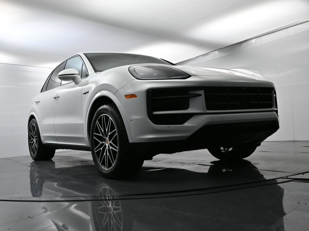 Certified 2025 Porsche Cayenne E-Hybrid w/ Premium Package Plus AWD/4WD image 58