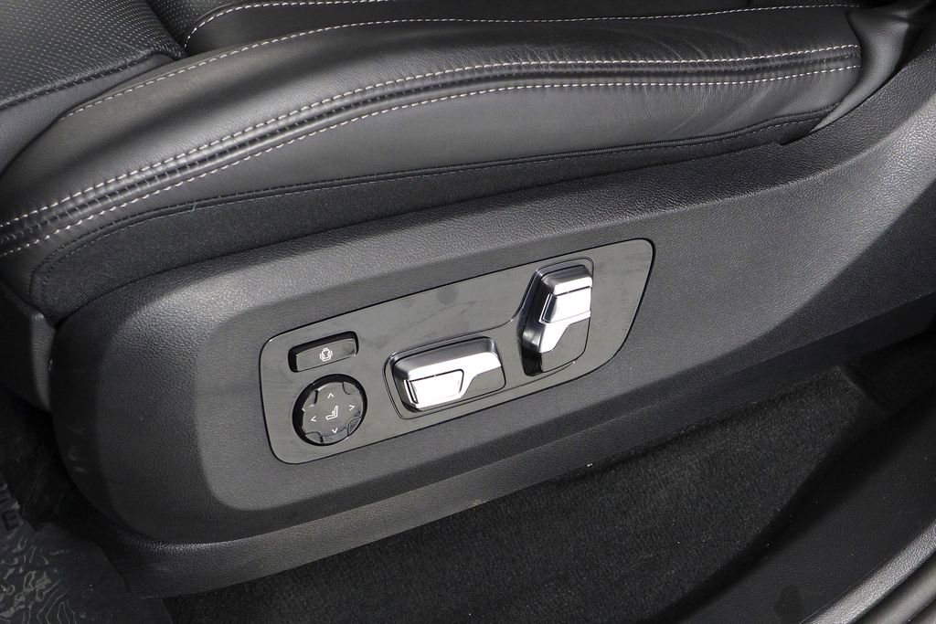 Used 2025 BMW X7 M60i w/ Climate Comfort Package AWD/4WD image 18