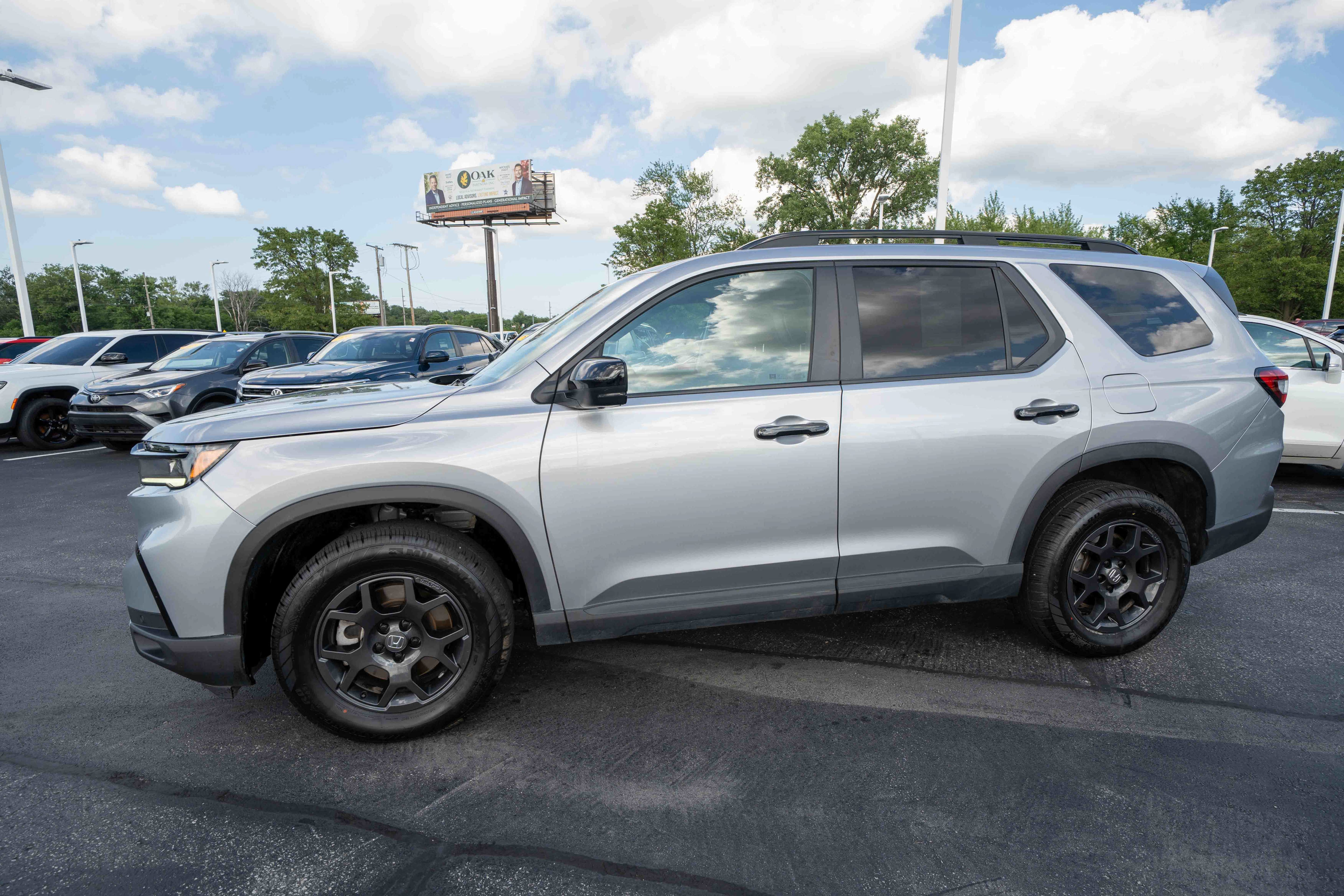 Used 2025 Honda Pilot TrailSport image 3