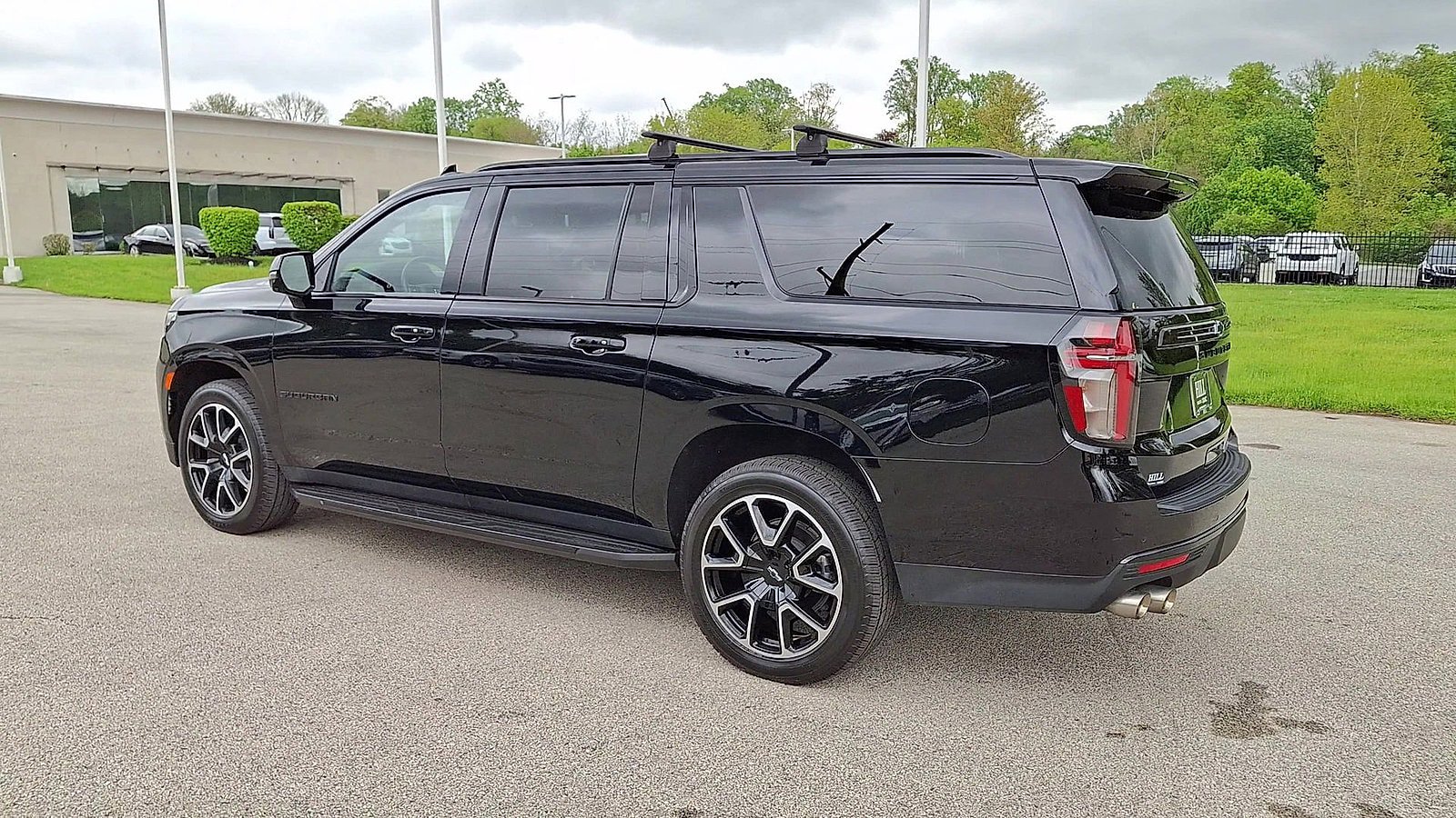 Certified 2023 Chevrolet Suburban RST w/ Sport Performance Package AWD/4WD image 6