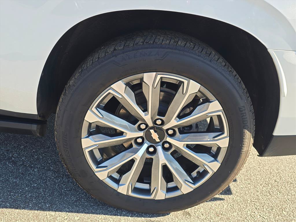 Used 2025 Chevrolet Suburban High Country AWD/4WD image 12