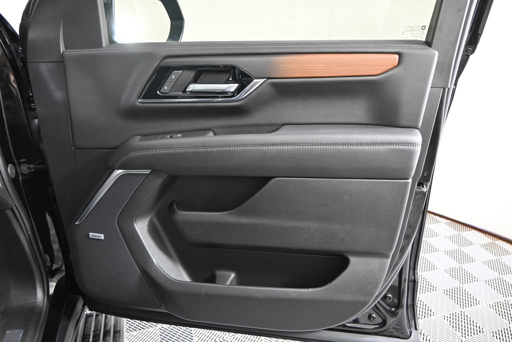 Used 2025 GMC Yukon Denali w/ Sun & Power Step Package AWD/4WD image 12
