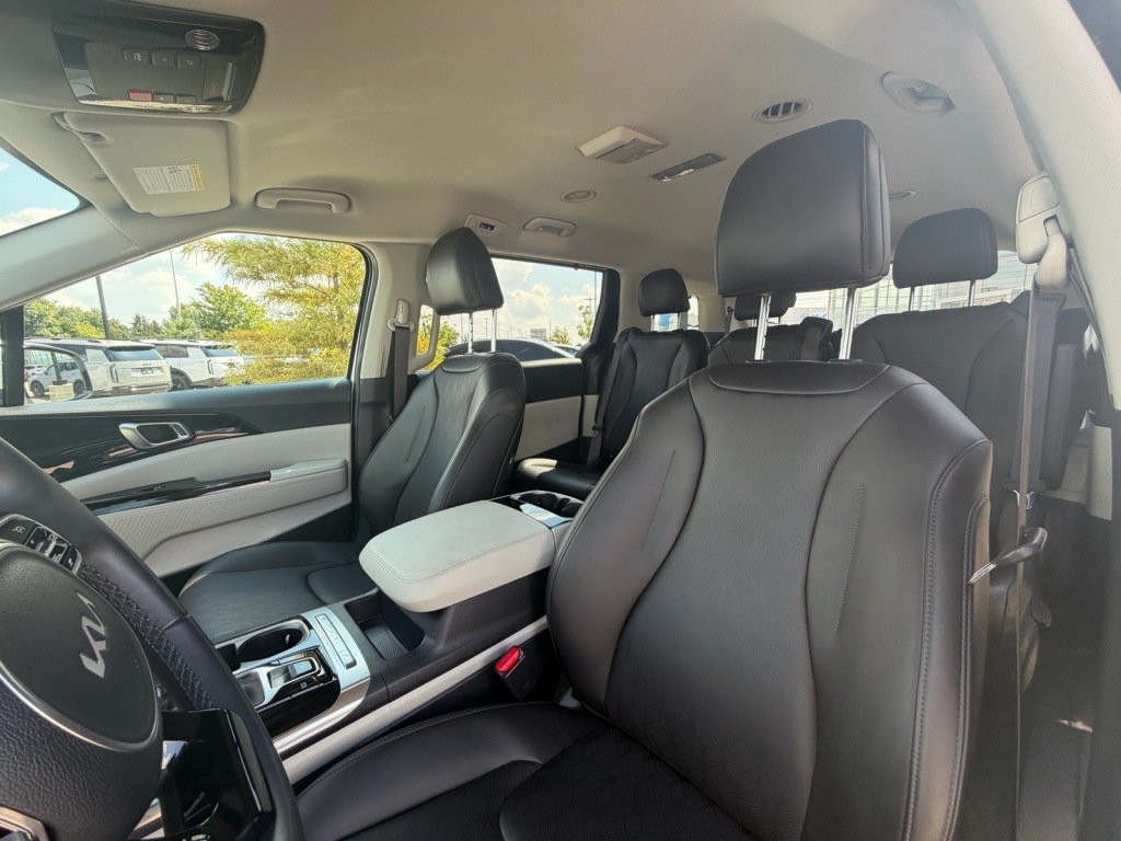Used 2024 Kia Carnival EX FWD image 12