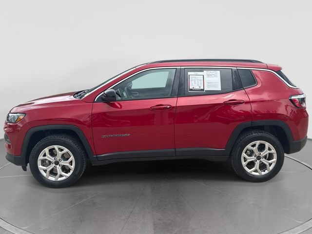 Used 2025 Jeep Compass Latitude w/ Convenience Group AWD/4WD image 5