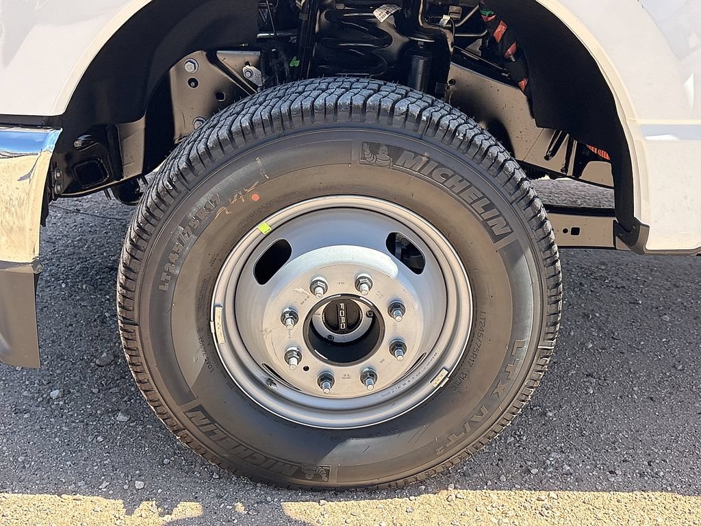 New 2026 Ford F350 4x4 Crew Cab DRW Super Duty image 14